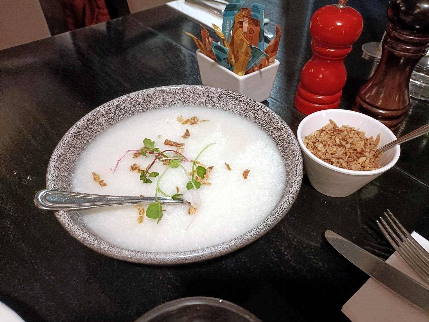 2025紐西蘭| Scenic Hotel Punakaiki 風景優美的普那凱基酒店。飯店三道式西式晚餐、自助式早餐~每桌還有家鄉味鹹白粥喔!