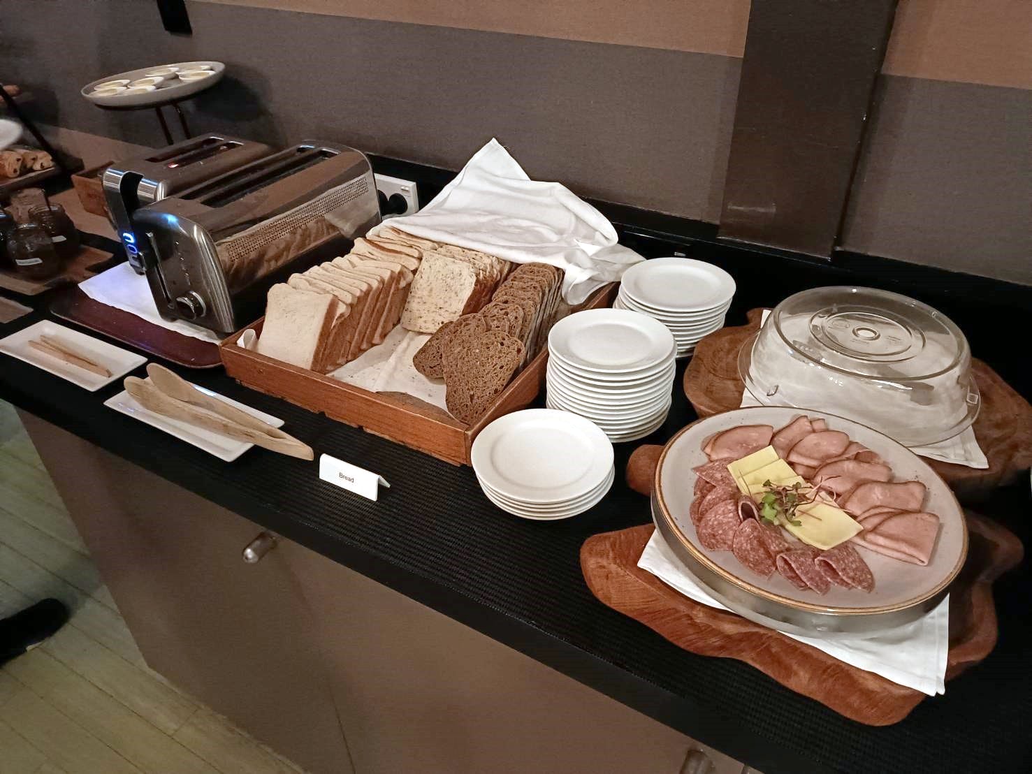 2025紐西蘭| Scenic Hotel Punakaiki 風景優美的普那凱基酒店。飯店三道式西式晚餐、自助式早餐~每桌還有家鄉味鹹白粥喔!