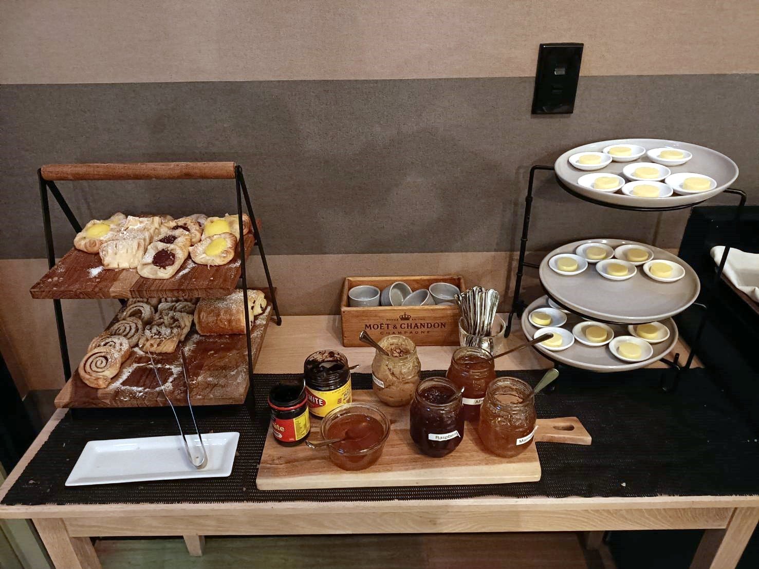 2025紐西蘭| Scenic Hotel Punakaiki 風景優美的普那凱基酒店。飯店三道式西式晚餐、自助式早餐~每桌還有家鄉味鹹白粥喔!