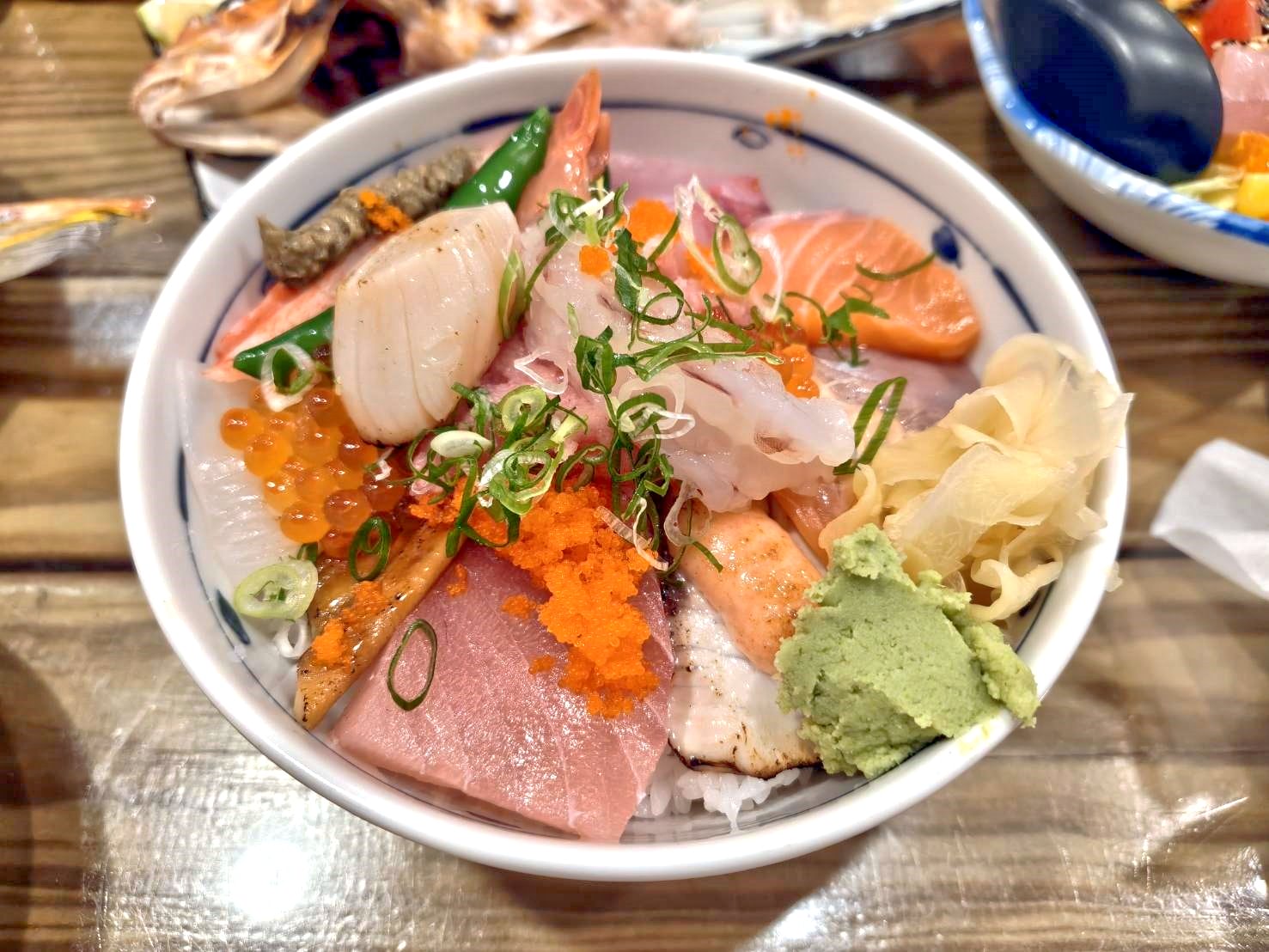 中和美食|二男小家料理。男子漢海鮮丼一碗什麼好料都吃的到才390元!