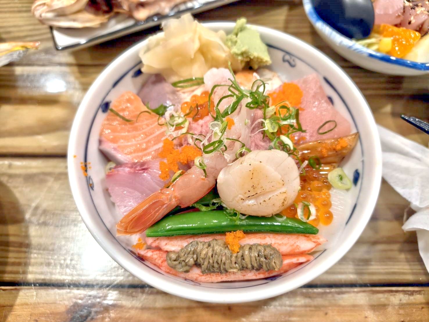 中和美食|二男小家料理。男子漢海鮮丼一碗什麼好料都吃的到才390元!