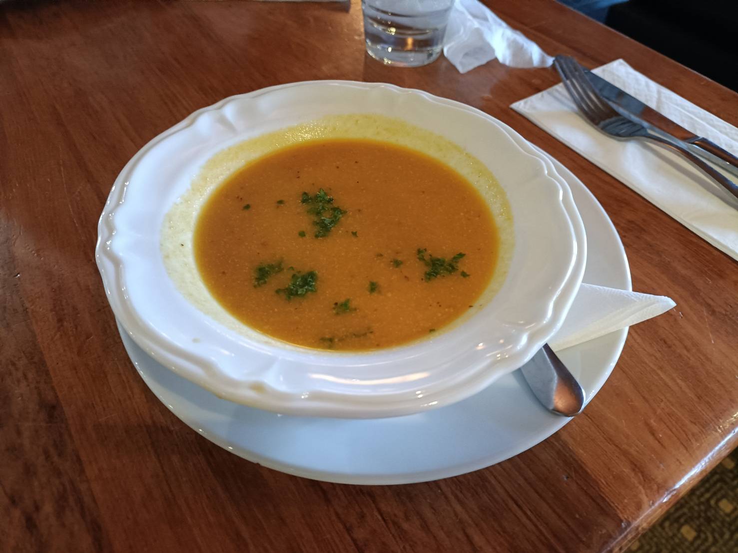2025紐西蘭|Stumpers Bar & Cafe 霍基蒂卡 Hokitika，午餐享用美式牛排、醬烤豬肋排。下午散步馬松森湖 Lake Matheson