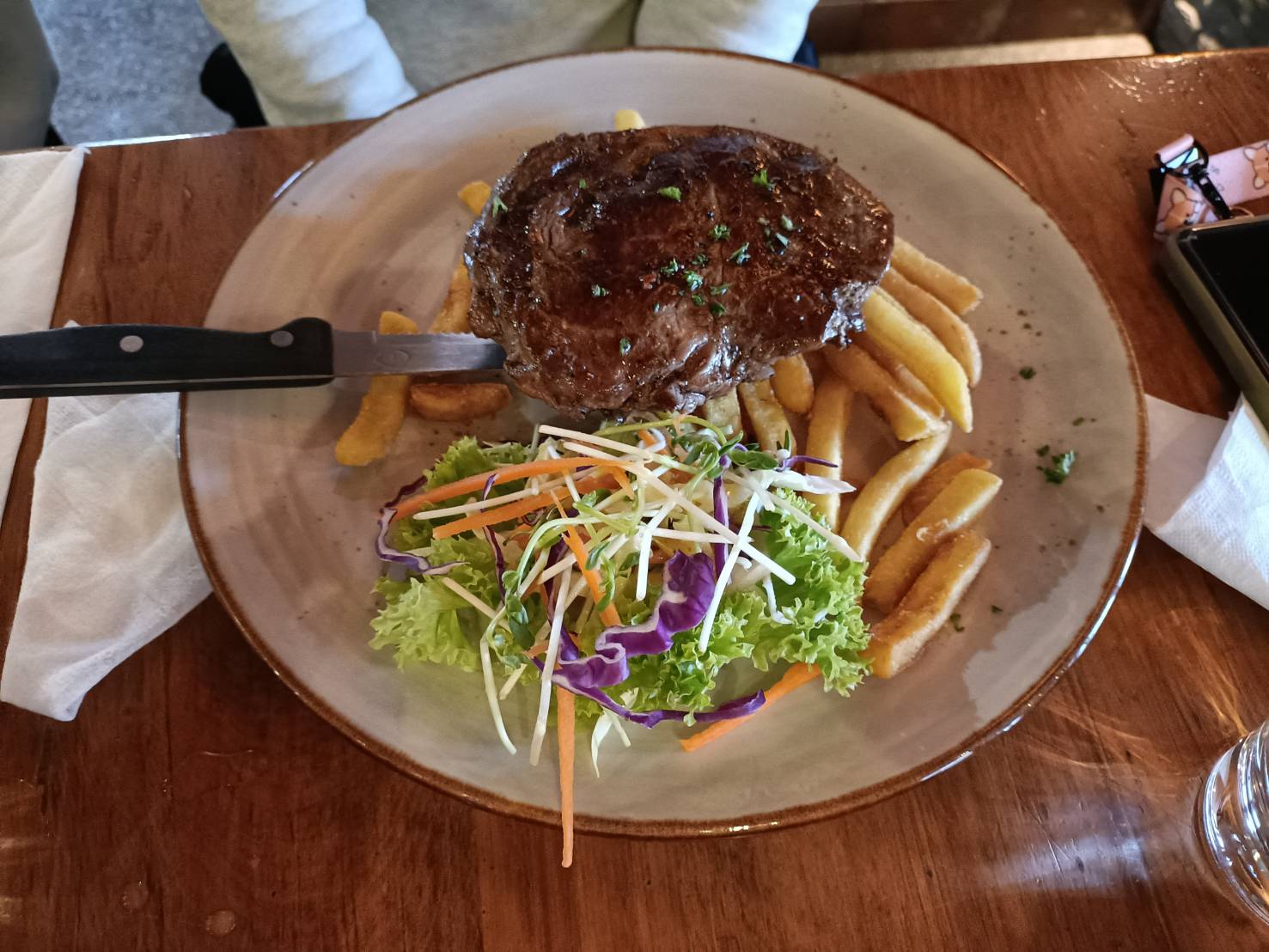 2025紐西蘭|Stumpers Bar & Cafe 霍基蒂卡 Hokitika，午餐享用美式牛排、醬烤豬肋排。下午散步馬松森湖 Lake Matheson