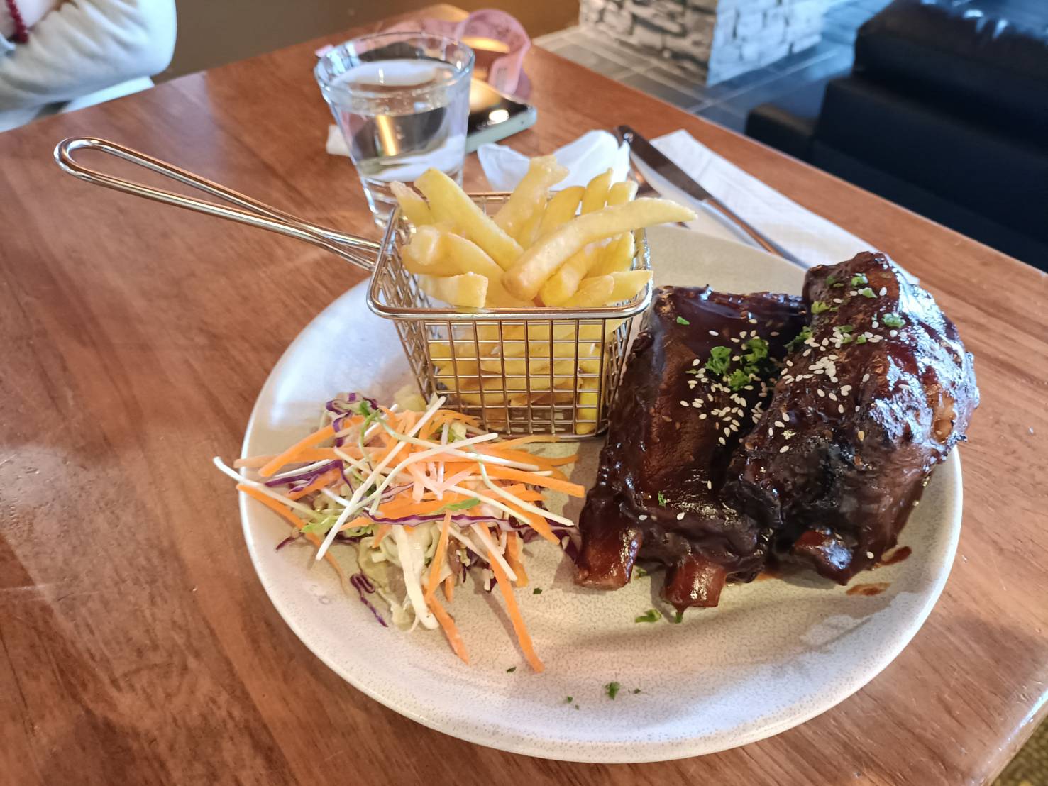 2025紐西蘭|Stumpers Bar & Cafe 霍基蒂卡 Hokitika，午餐享用美式牛排、醬烤豬肋排。下午散步馬松森湖 Lake Matheson