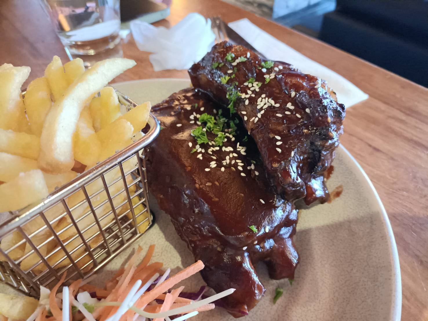2025紐西蘭|Stumpers Bar & Cafe 霍基蒂卡 Hokitika，午餐享用美式牛排、醬烤豬肋排。下午散步馬松森湖 Lake Matheson