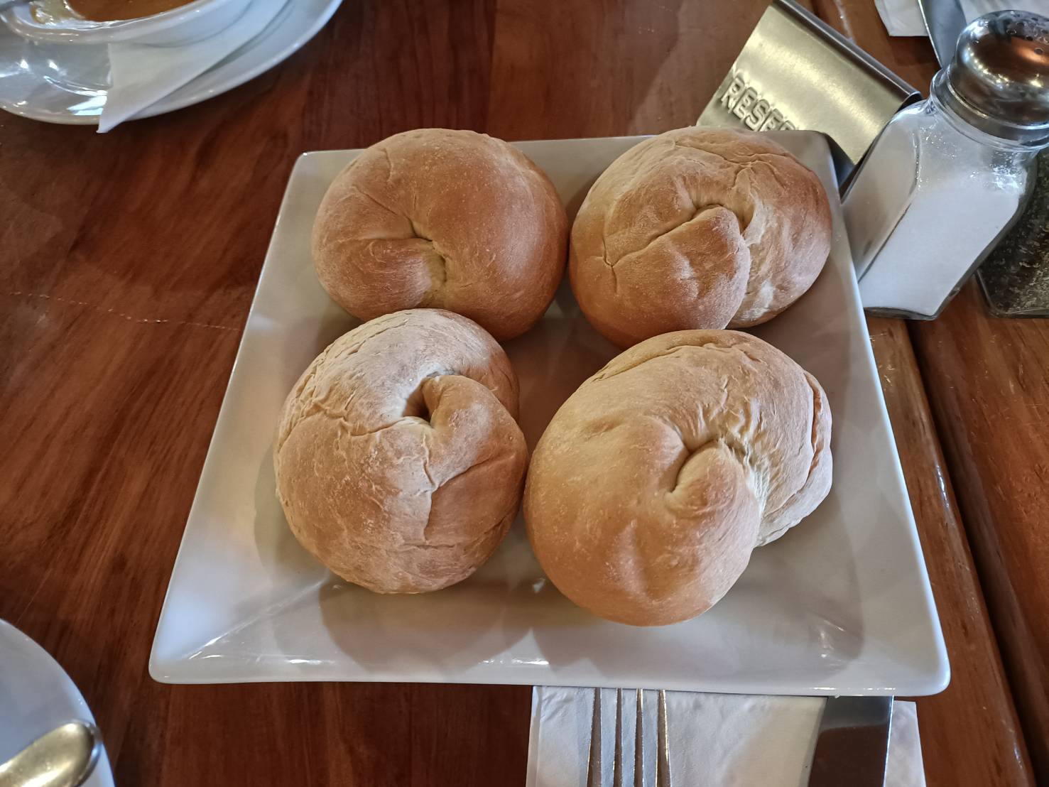 2025紐西蘭|Stumpers Bar & Cafe 霍基蒂卡 Hokitika，午餐享用美式牛排、醬烤豬肋排。下午散步馬松森湖 Lake Matheson