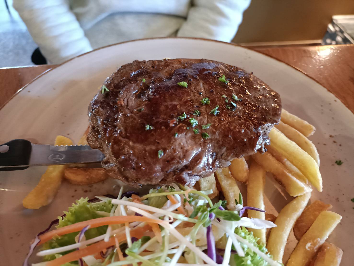 2025紐西蘭|Stumpers Bar & Cafe 霍基蒂卡 Hokitika，午餐享用美式牛排、醬烤豬肋排。下午散步馬松森湖 Lake Matheson