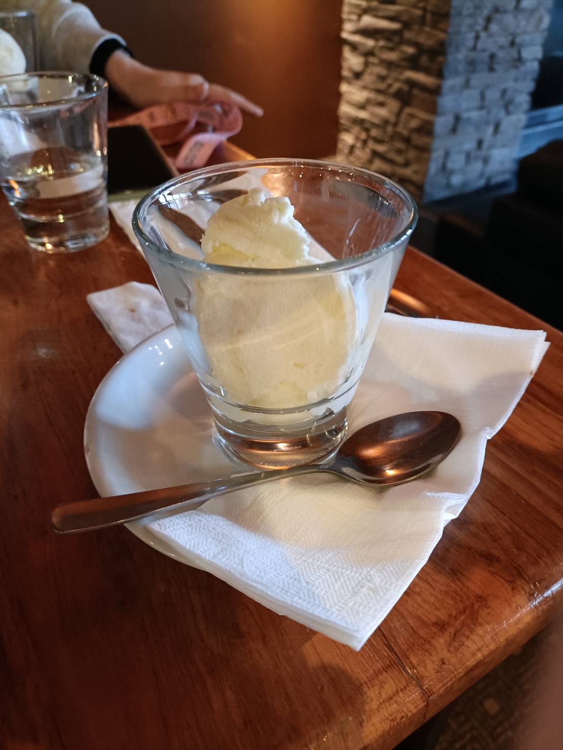 2025紐西蘭|Stumpers Bar & Cafe 霍基蒂卡 Hokitika，午餐享用美式牛排、醬烤豬肋排。下午散步馬松森湖 Lake Matheson