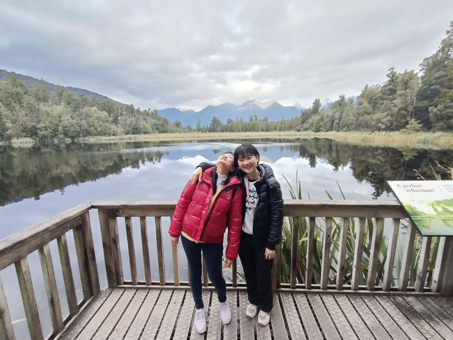 2025紐西蘭|Stumpers Bar & Cafe 霍基蒂卡 Hokitika，午餐享用美式牛排、醬烤豬肋排。下午散步馬松森湖 Lake Matheson
