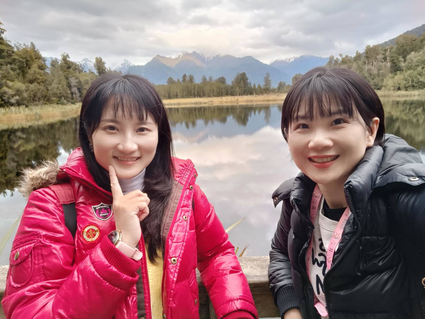 2025紐西蘭|Stumpers Bar & Cafe 霍基蒂卡 Hokitika，午餐享用美式牛排、醬烤豬肋排。下午散步馬松森湖 Lake Matheson