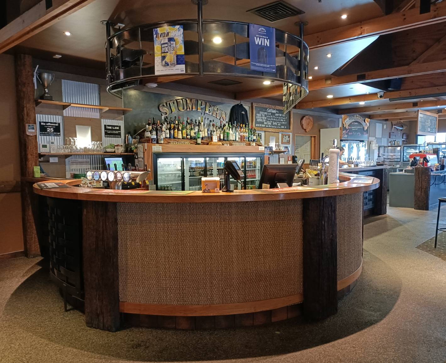 2025紐西蘭|Stumpers Bar & Cafe 霍基蒂卡 Hokitika，午餐享用美式牛排、醬烤豬肋排。下午散步馬松森湖 Lake Matheson