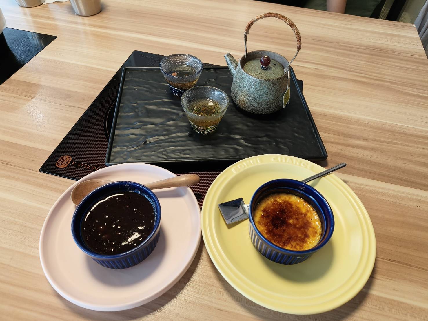 板橋美食|大魔大満足鍋物-板橋旗艦店。環境、服務、肉品、海鮮、湯頭都是上上之選!就是蔬菜量少了一點…