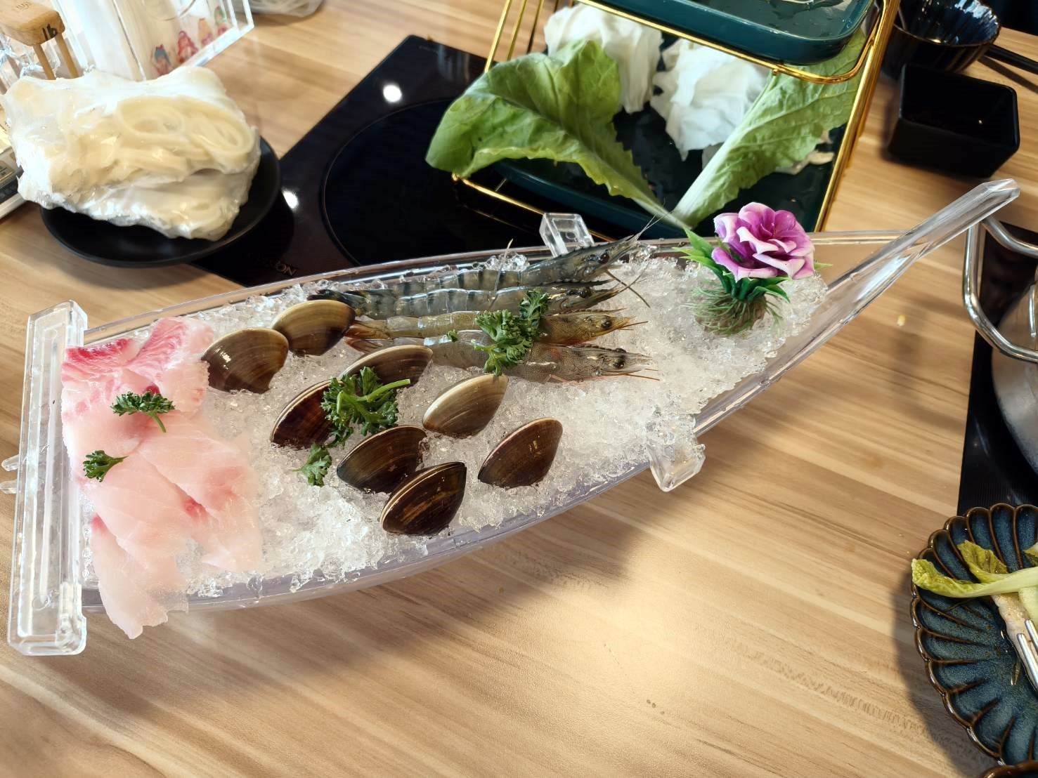 板橋美食|大魔大満足鍋物-板橋旗艦店。環境、服務、肉品、海鮮、湯頭都是上上之選!就是蔬菜量少了一點…