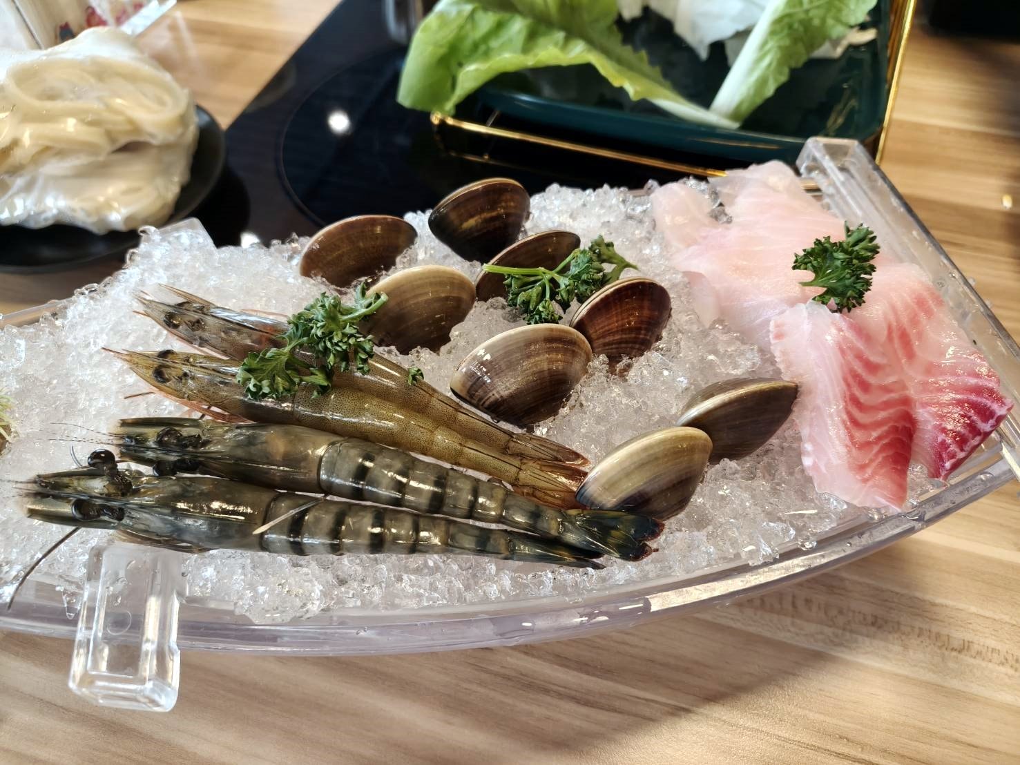 板橋美食|大魔大満足鍋物-板橋旗艦店。環境、服務、肉品、海鮮、湯頭都是上上之選!就是蔬菜量少了一點…
