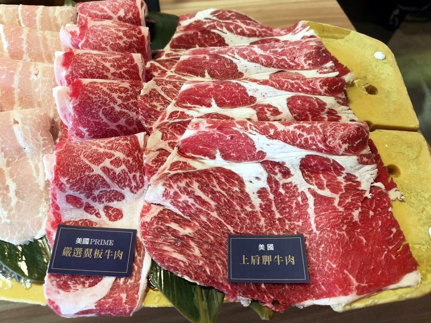 板橋美食|大魔大満足鍋物-板橋旗艦店。環境、服務、肉品、海鮮、湯頭都是上上之選!就是蔬菜量少了一點…