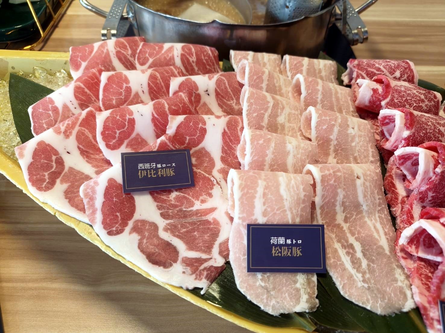 板橋美食|大魔大満足鍋物-板橋旗艦店。環境、服務、肉品、海鮮、湯頭都是上上之選!就是蔬菜量少了一點…