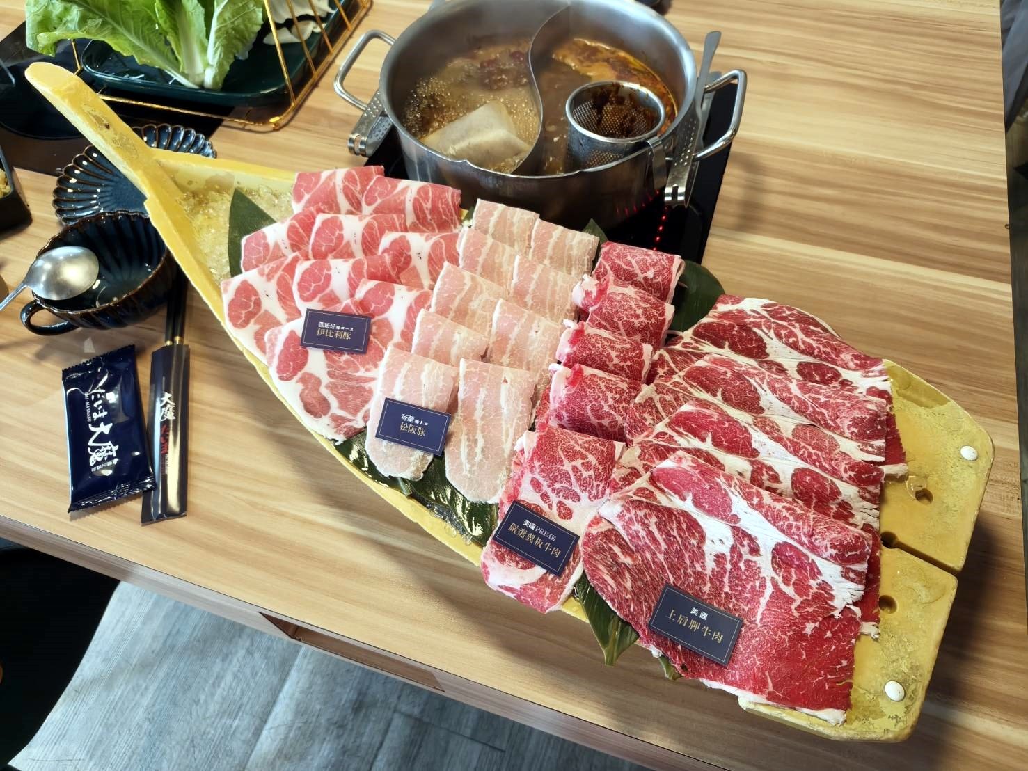 板橋美食|大魔大満足鍋物-板橋旗艦店。環境、服務、肉品、海鮮、湯頭都是上上之選!就是蔬菜量少了一點…