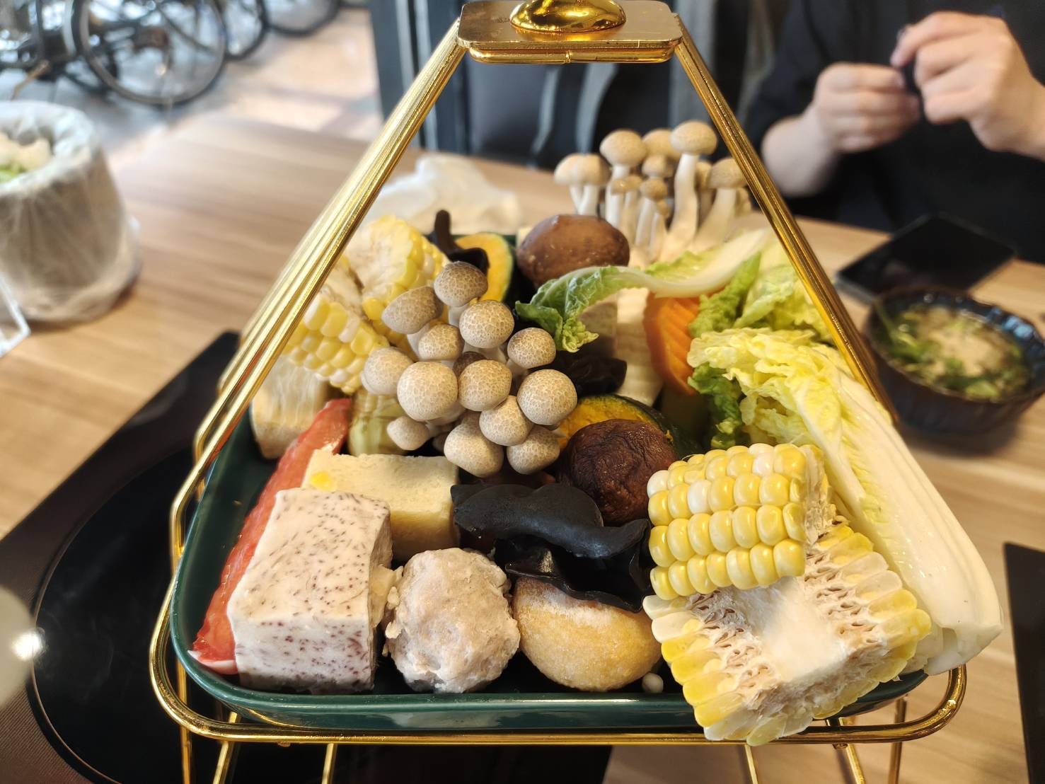 板橋美食|大魔大満足鍋物-板橋旗艦店。環境、服務、肉品、海鮮、湯頭都是上上之選!就是蔬菜量少了一點…