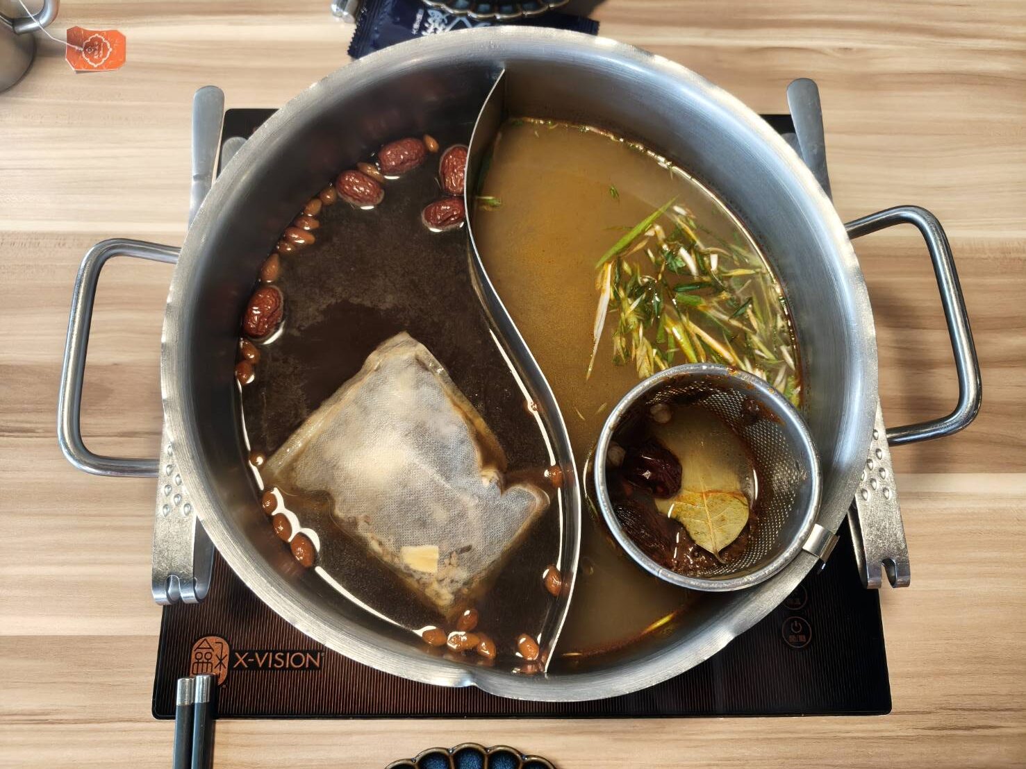 板橋美食|大魔大満足鍋物-板橋旗艦店。環境、服務、肉品、海鮮、湯頭都是上上之選!就是蔬菜量少了一點…
