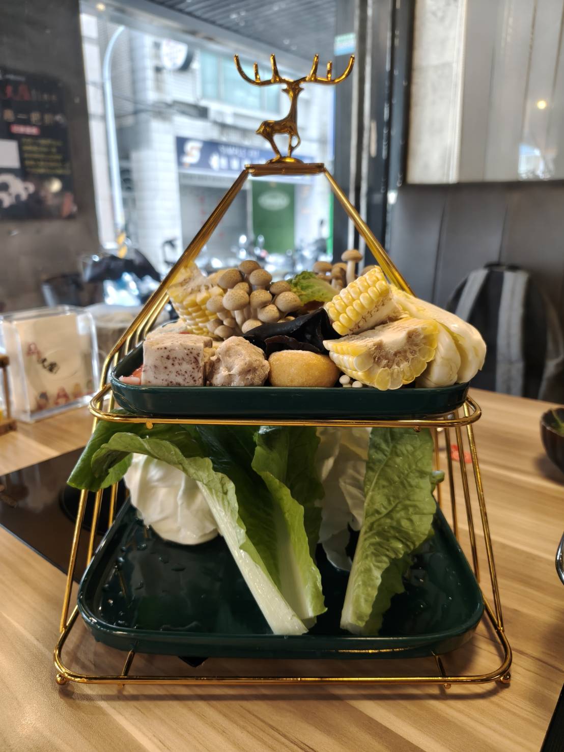 板橋美食|大魔大満足鍋物-板橋旗艦店。環境、服務、肉品、海鮮、湯頭都是上上之選!就是蔬菜量少了一點…