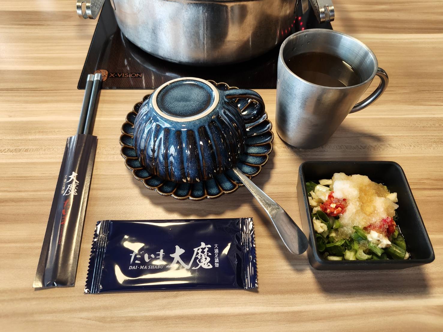 板橋美食|大魔大満足鍋物-板橋旗艦店。環境、服務、肉品、海鮮、湯頭都是上上之選!就是蔬菜量少了一點…