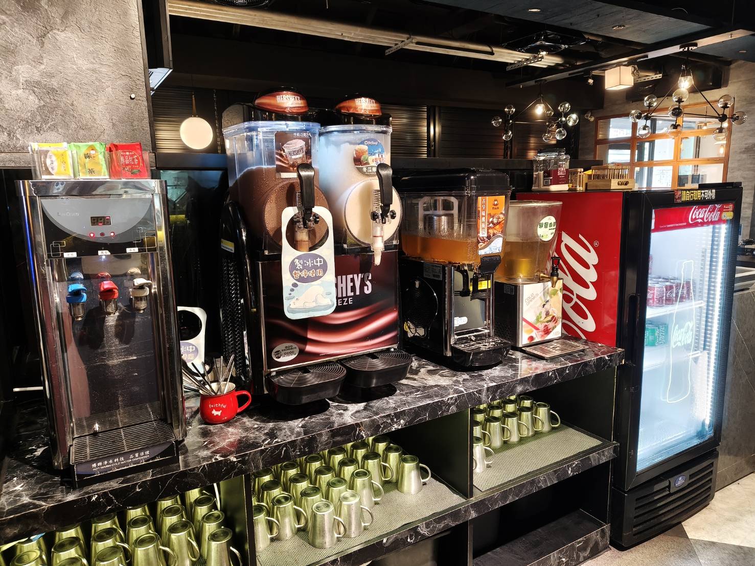 板橋美食|大魔大満足鍋物-板橋旗艦店。環境、服務、肉品、海鮮、湯頭都是上上之選!就是蔬菜量少了一點…
