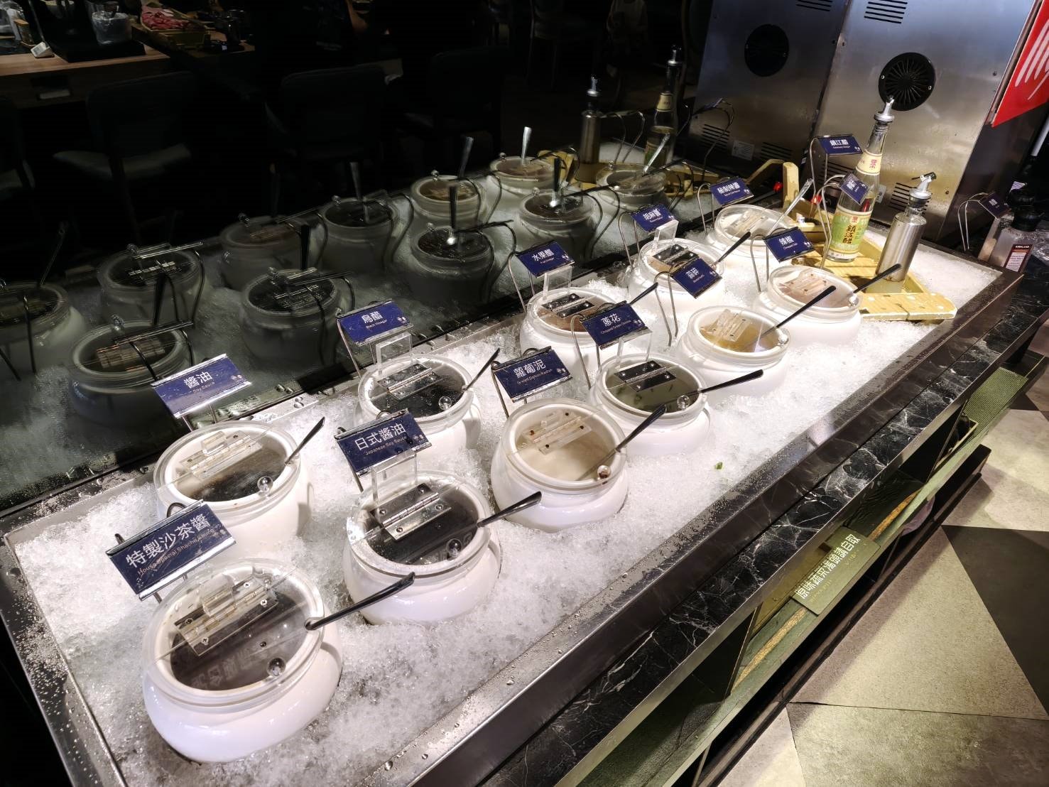 板橋美食|大魔大満足鍋物-板橋旗艦店。環境、服務、肉品、海鮮、湯頭都是上上之選!就是蔬菜量少了一點…