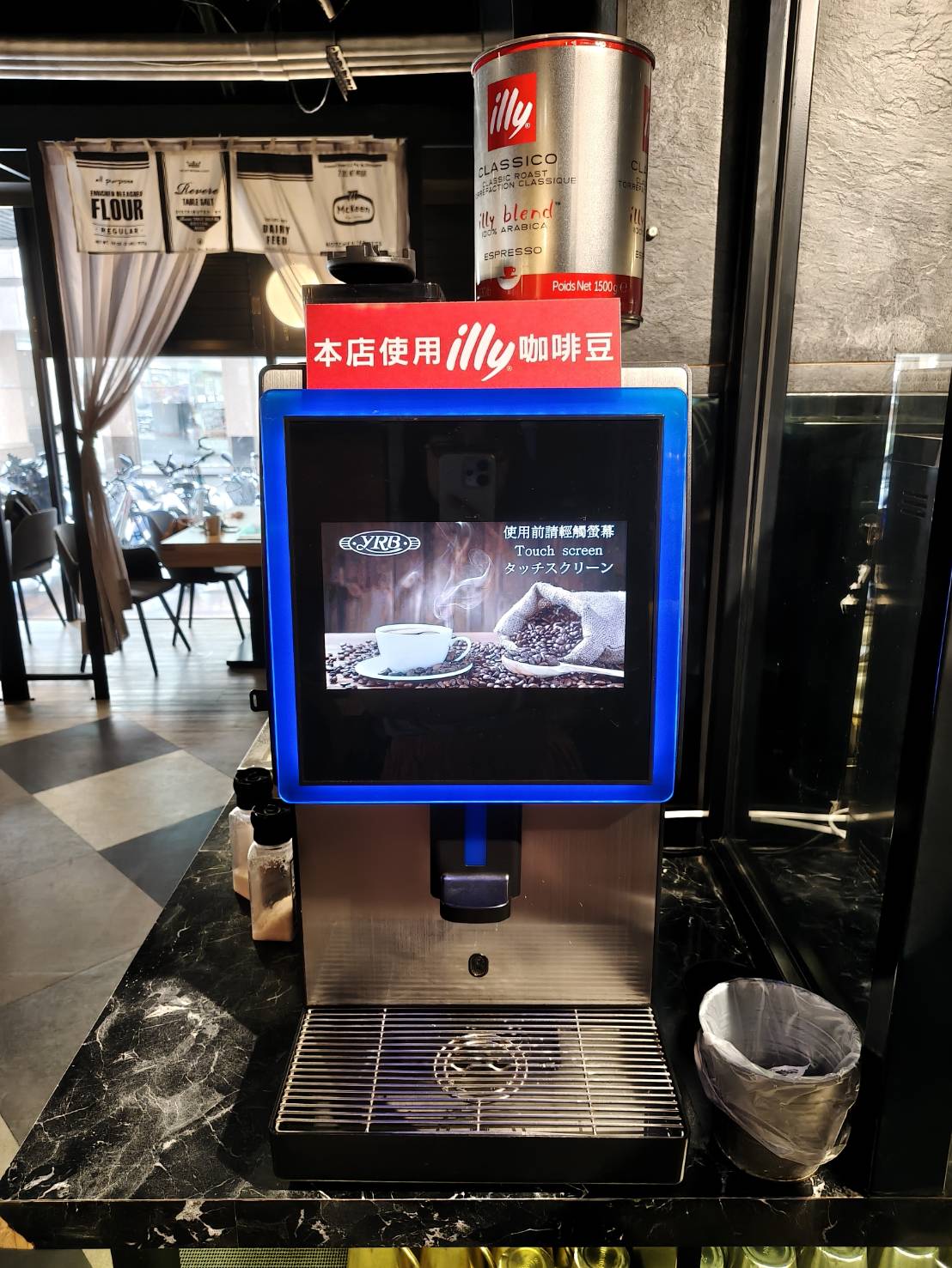 板橋美食|大魔大満足鍋物-板橋旗艦店。環境、服務、肉品、海鮮、湯頭都是上上之選!就是蔬菜量少了一點…