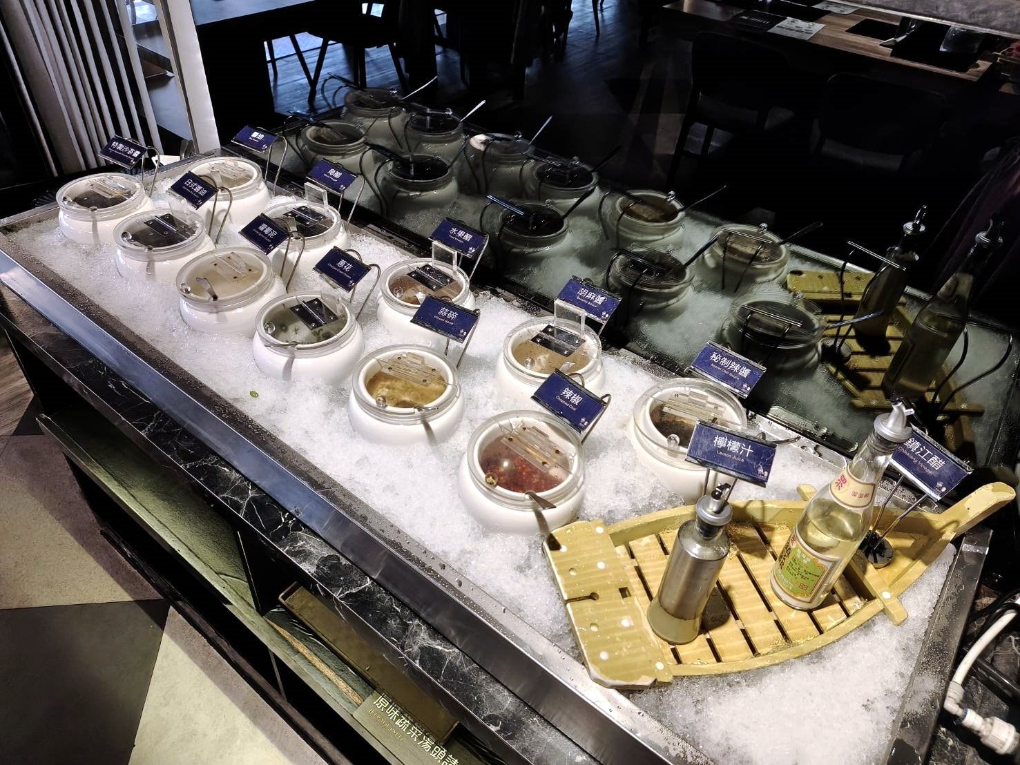 板橋美食|大魔大満足鍋物-板橋旗艦店。環境、服務、肉品、海鮮、湯頭都是上上之選!就是蔬菜量少了一點…