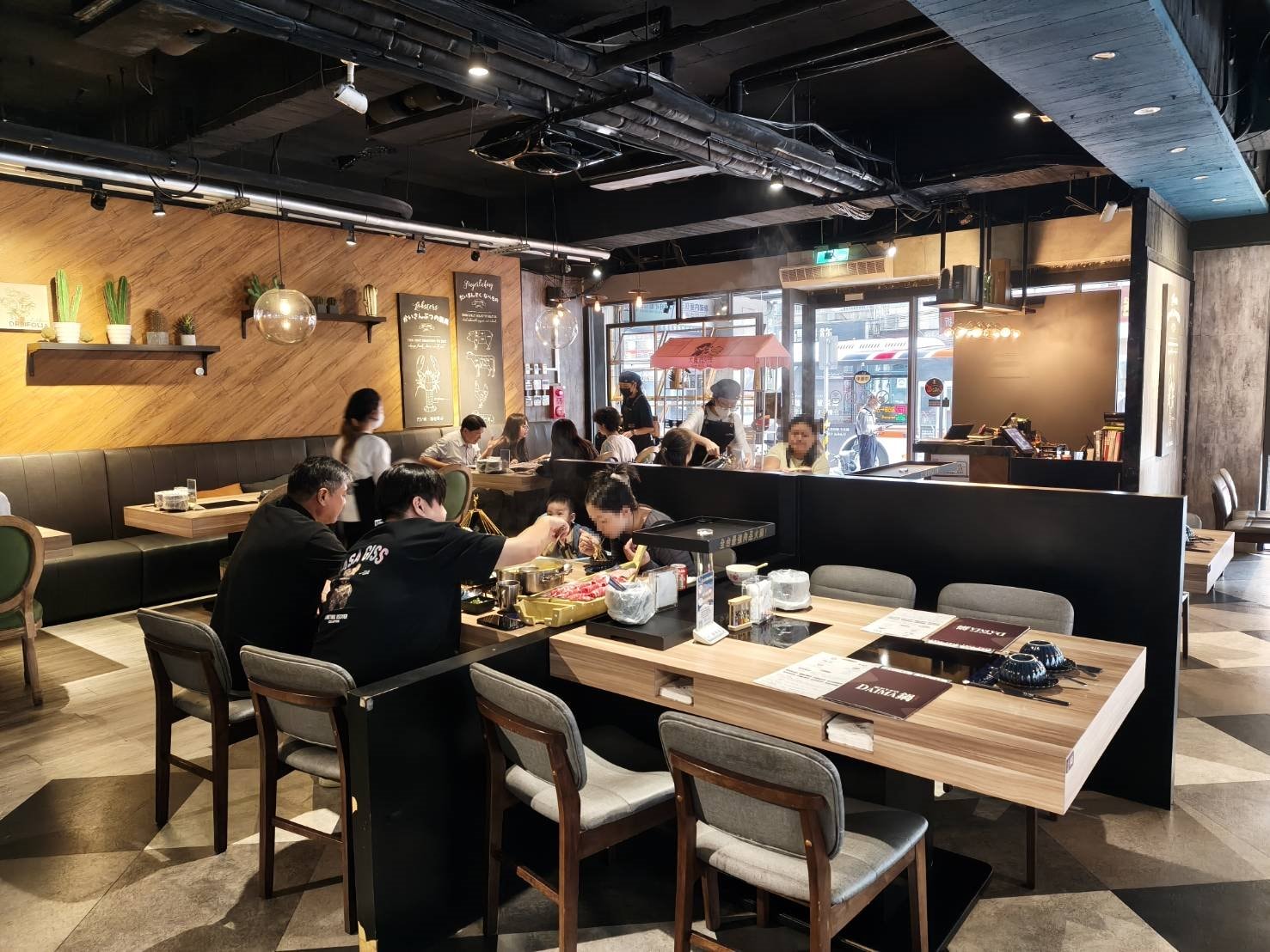 板橋美食|大魔大満足鍋物-板橋旗艦店。環境、服務、肉品、海鮮、湯頭都是上上之選!就是蔬菜量少了一點…