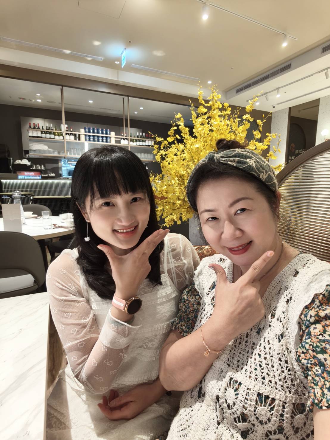 台北信義區美食|鴨覓烤鴨餐廳-微風南山店。桌邊專人片鴨、鴨肉多汁不柴、其它的配菜都很有水準喔!