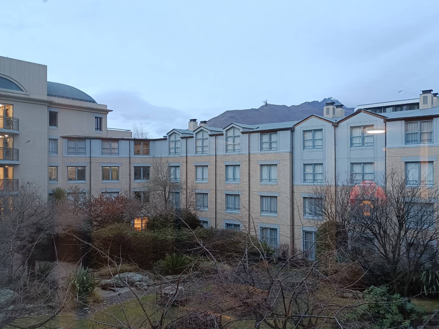 2025紐西蘭|皇后鎮千禧酒店 Millennium Hotel Queenstown。房間走簡約古典風~2024年重新翻修!飯店內享用自助式早餐 - 第14張圖 2025紐西蘭|皇后鎮千禧酒店 Millennium Hotel Queenstown。房間走簡約古典風~2024年重新翻修!飯店內享用自助式早餐