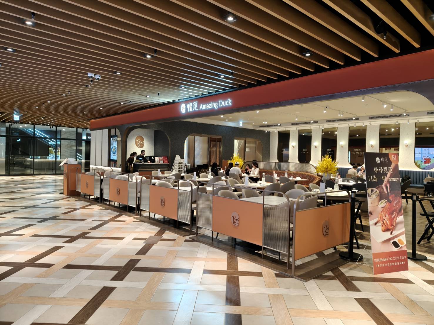 台北信義區美食|鴨覓烤鴨餐廳-微風南山店。桌邊專人片鴨、鴨肉多汁不柴、其它的配菜都很有水準喔!