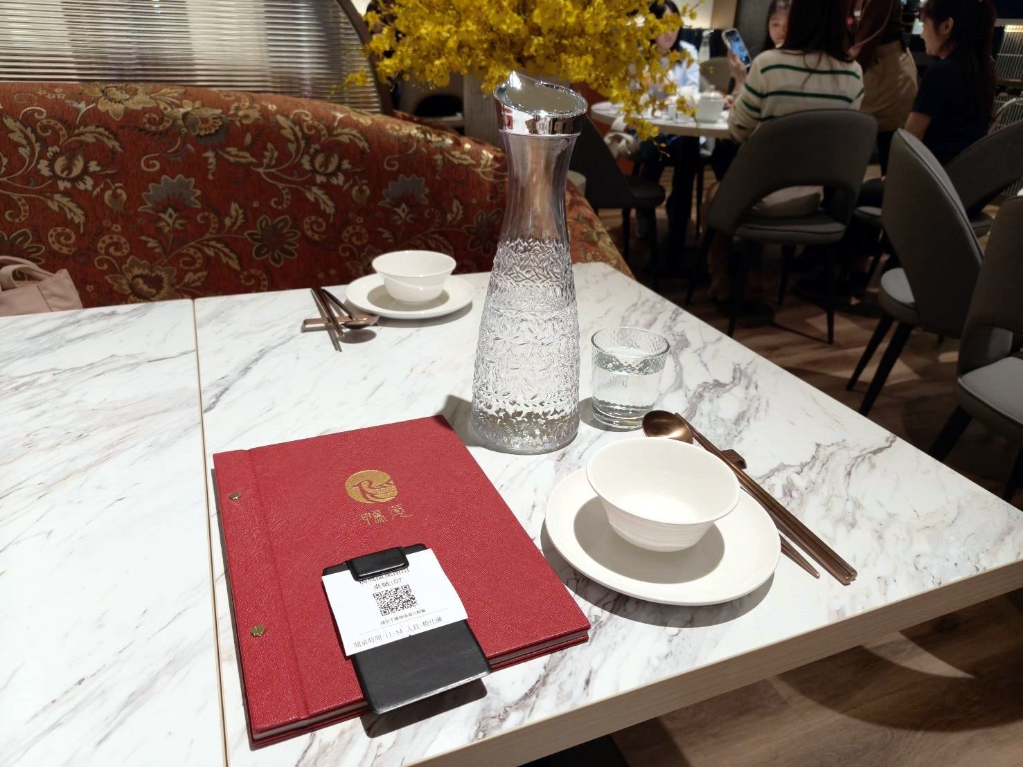 台北信義區美食|鴨覓烤鴨餐廳-微風南山店。桌邊專人片鴨、鴨肉多汁不柴、其它的配菜都很有水準喔!