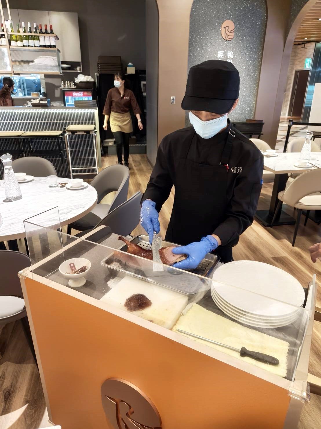 台北信義區美食|鴨覓烤鴨餐廳-微風南山店。桌邊專人片鴨、鴨肉多汁不柴、其它的配菜都很有水準喔!