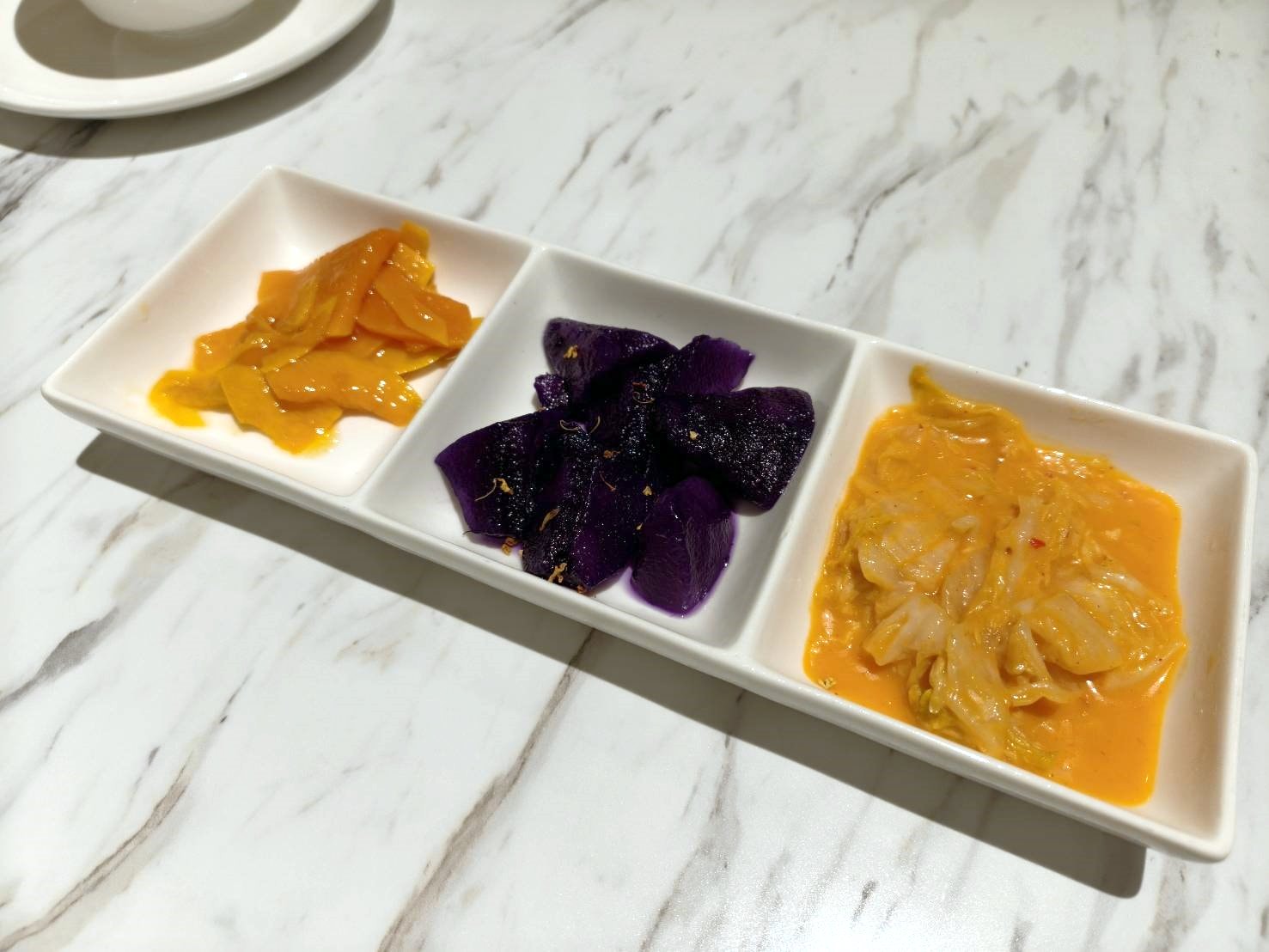 台北信義區美食|鴨覓烤鴨餐廳-微風南山店。桌邊專人片鴨、鴨肉多汁不柴、其它的配菜都很有水準喔!