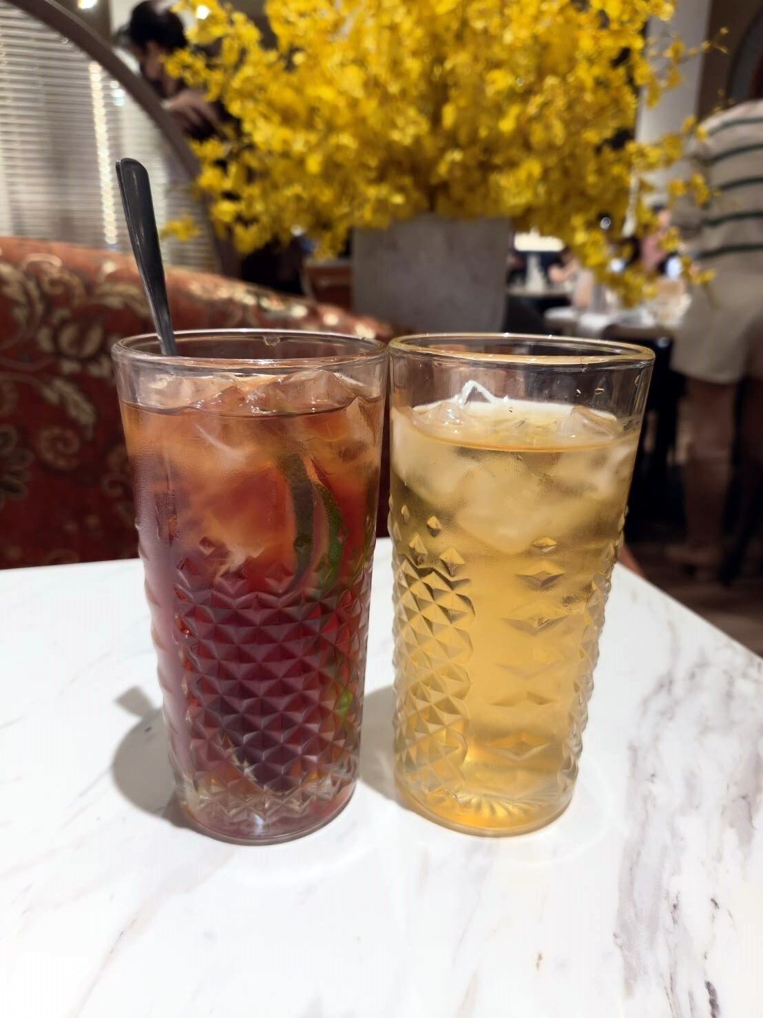 台北信義區美食|鴨覓烤鴨餐廳-微風南山店。桌邊專人片鴨、鴨肉多汁不柴、其它的配菜都很有水準喔!