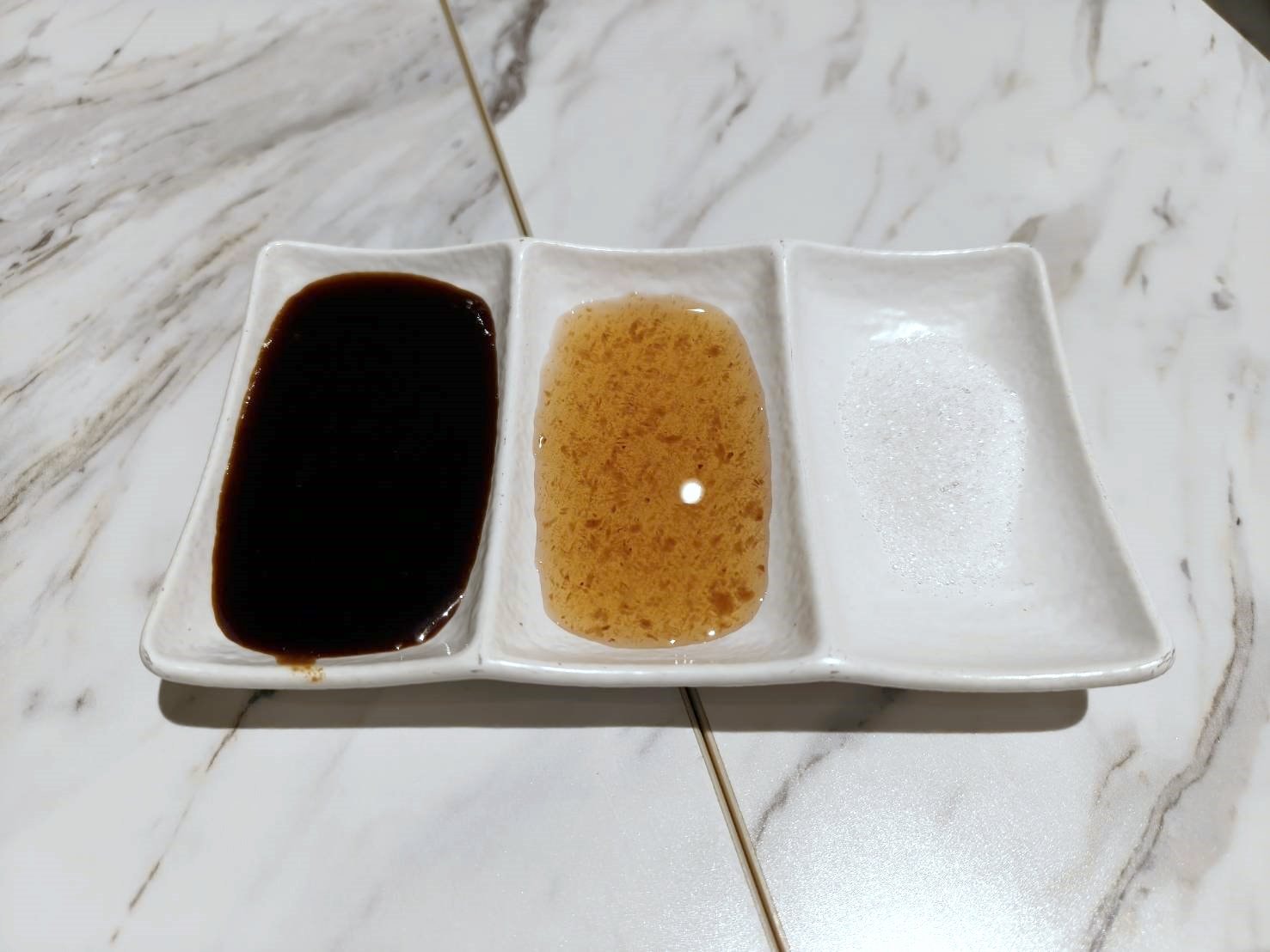 台北信義區美食|鴨覓烤鴨餐廳-微風南山店。桌邊專人片鴨、鴨肉多汁不柴、其它的配菜都很有水準喔!