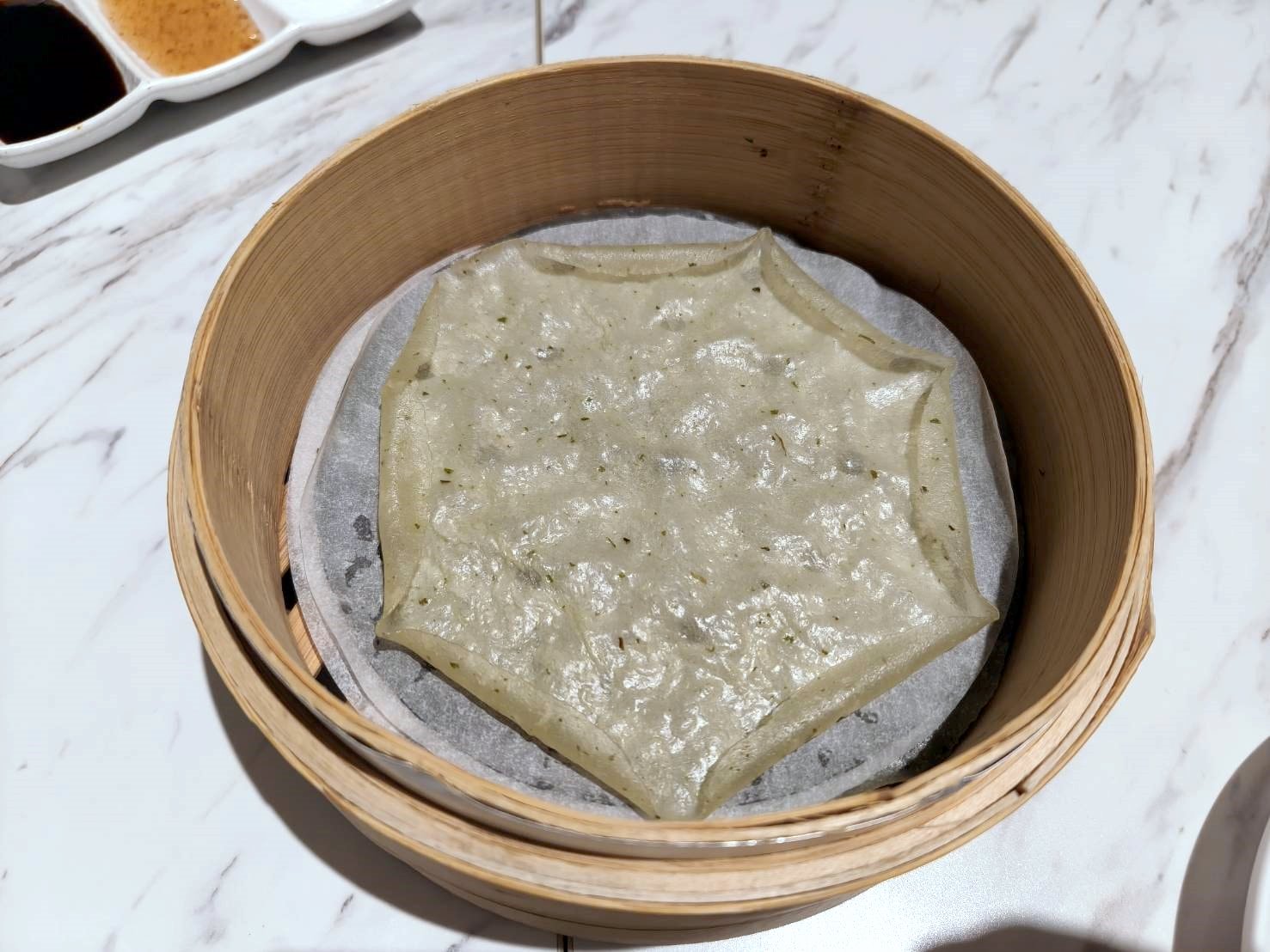 台北信義區美食|鴨覓烤鴨餐廳-微風南山店。桌邊專人片鴨、鴨肉多汁不柴、其它的配菜都很有水準喔!