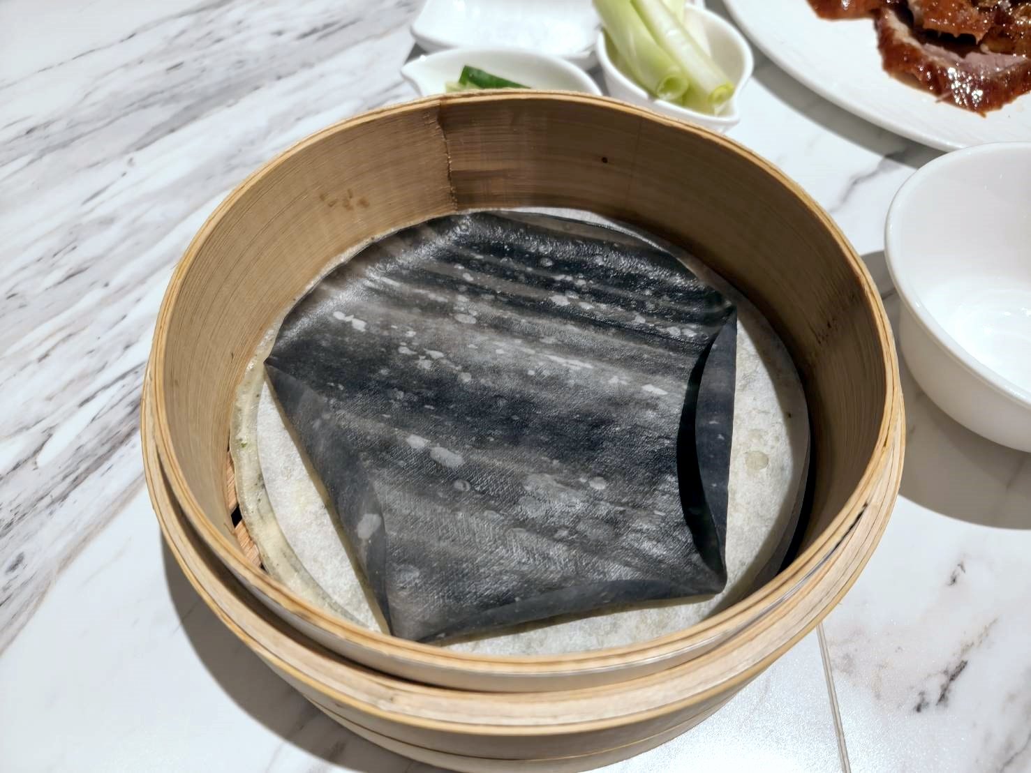台北信義區美食|鴨覓烤鴨餐廳-微風南山店。桌邊專人片鴨、鴨肉多汁不柴、其它的配菜都很有水準喔!