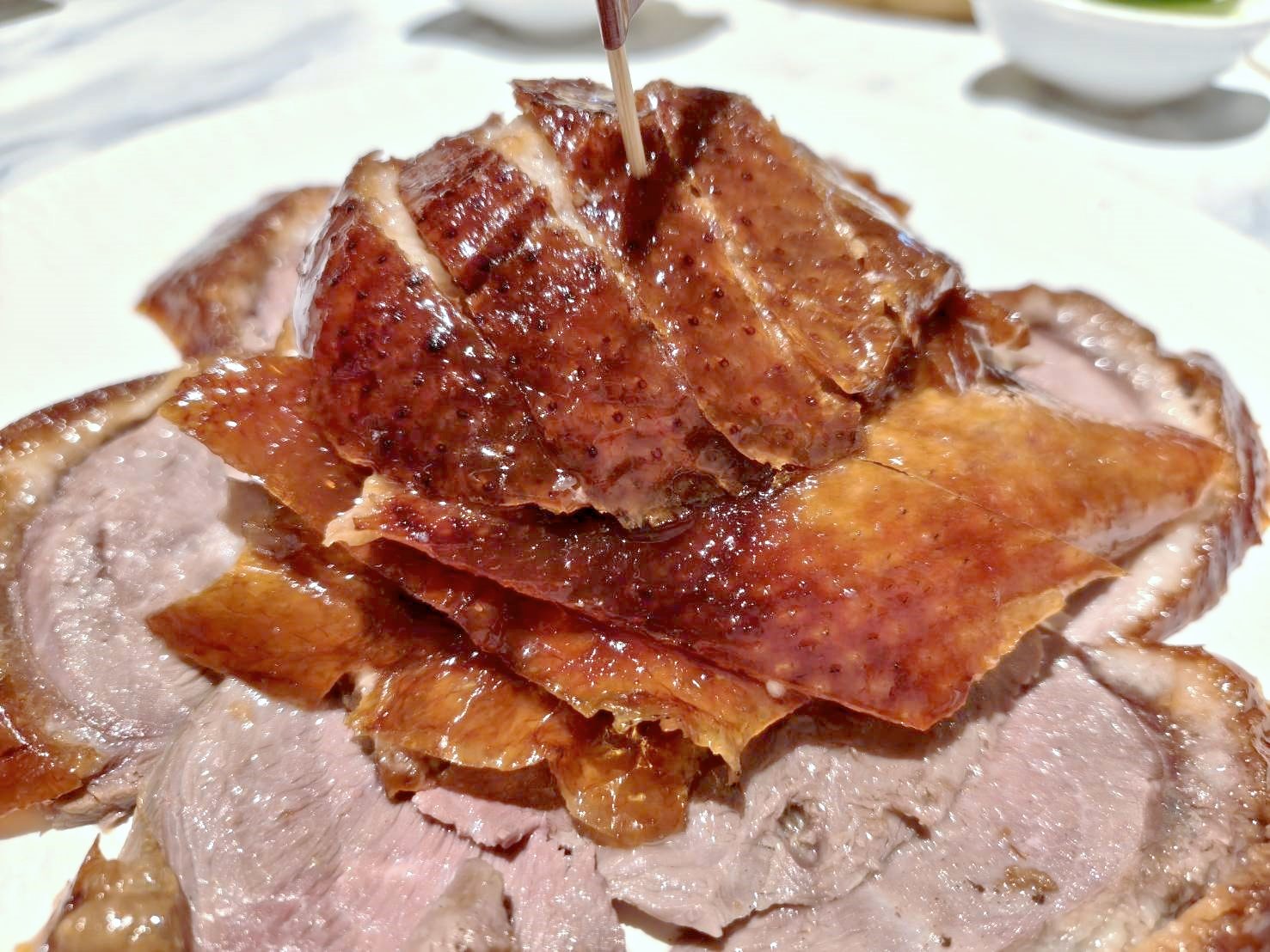 台北信義區美食|鴨覓烤鴨餐廳-微風南山店。桌邊專人片鴨、鴨肉多汁不柴、其它的配菜都很有水準喔!