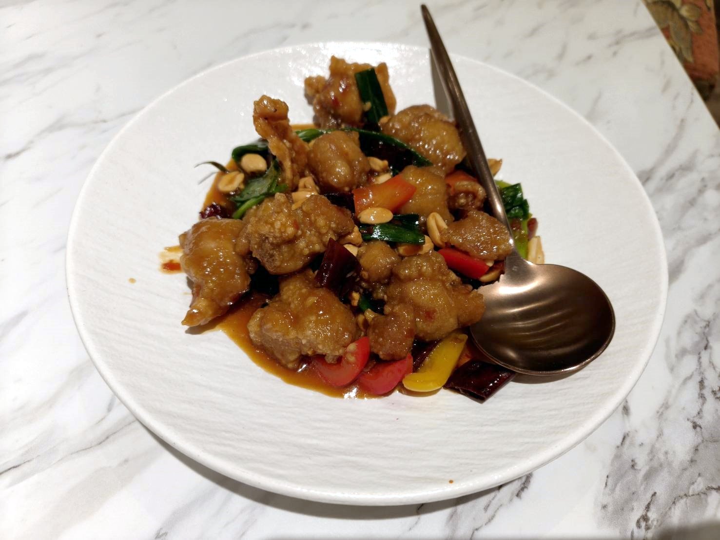 台北信義區美食|鴨覓烤鴨餐廳-微風南山店。桌邊專人片鴨、鴨肉多汁不柴、其它的配菜都很有水準喔!