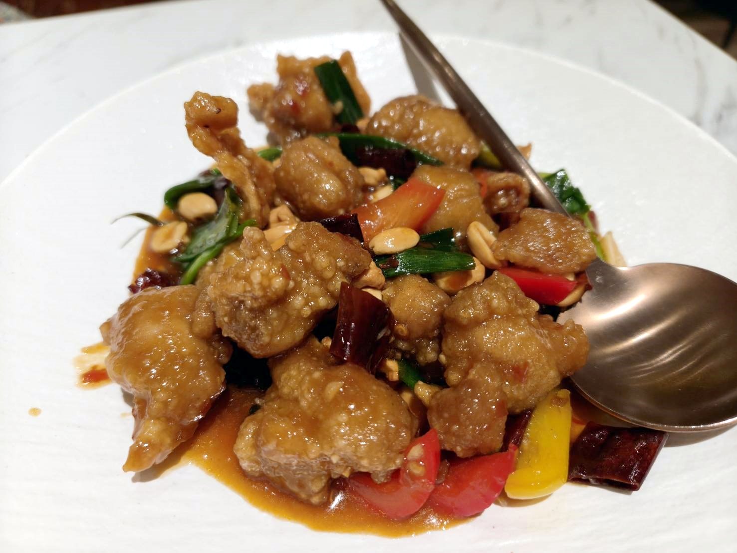 台北信義區美食|鴨覓烤鴨餐廳-微風南山店。桌邊專人片鴨、鴨肉多汁不柴、其它的配菜都很有水準喔!