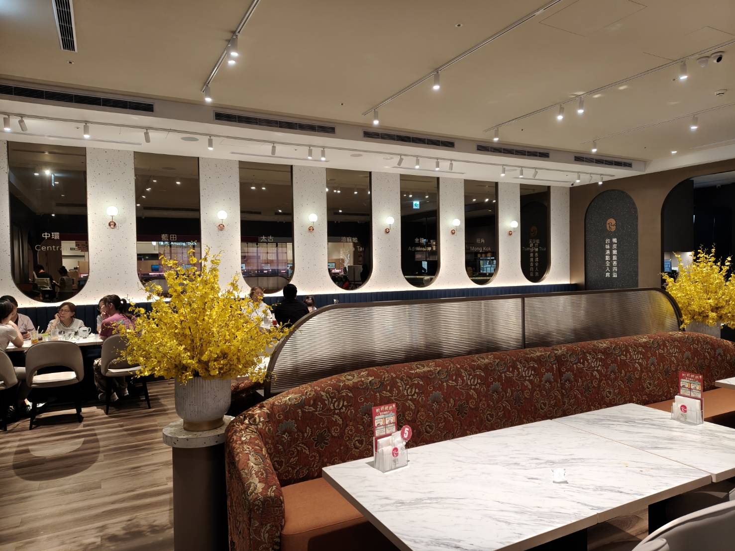 台北信義區美食|鴨覓烤鴨餐廳-微風南山店。桌邊專人片鴨、鴨肉多汁不柴、其它的配菜都很有水準喔!