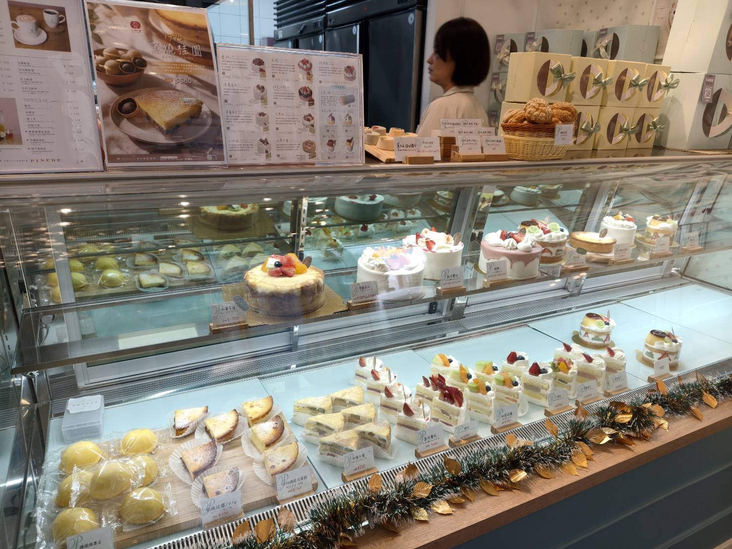 台北國父紀念館甜點|PINÈDE 彼內朵 台北市府店。來自日本名古屋的法式甜點店，單人下午茶299元含蛋糕+飲料!