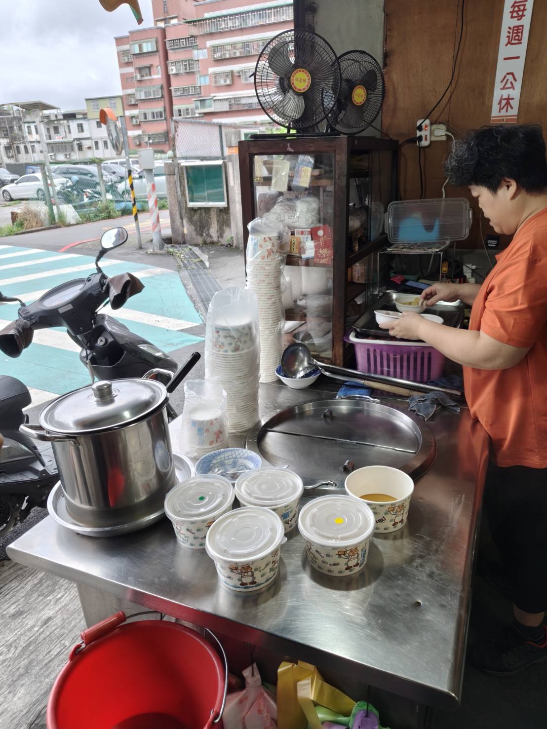 新北市新莊區甜品|阿茶芋圓冰熱皆宜!手工製作薄片芋圓、地瓜圓，現點現煮~糖水微甜不黏嘴!