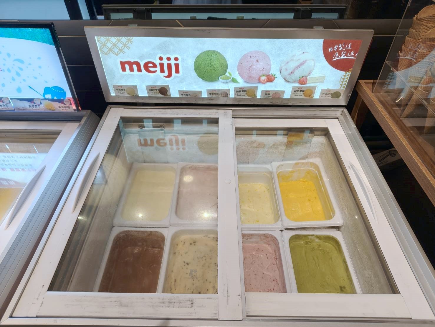 台北西門町美食|築間幸福鍋物西門中華大樓店。凡點套餐即可享蔬菜吧、飲料吧、冰淇淋無限享用!