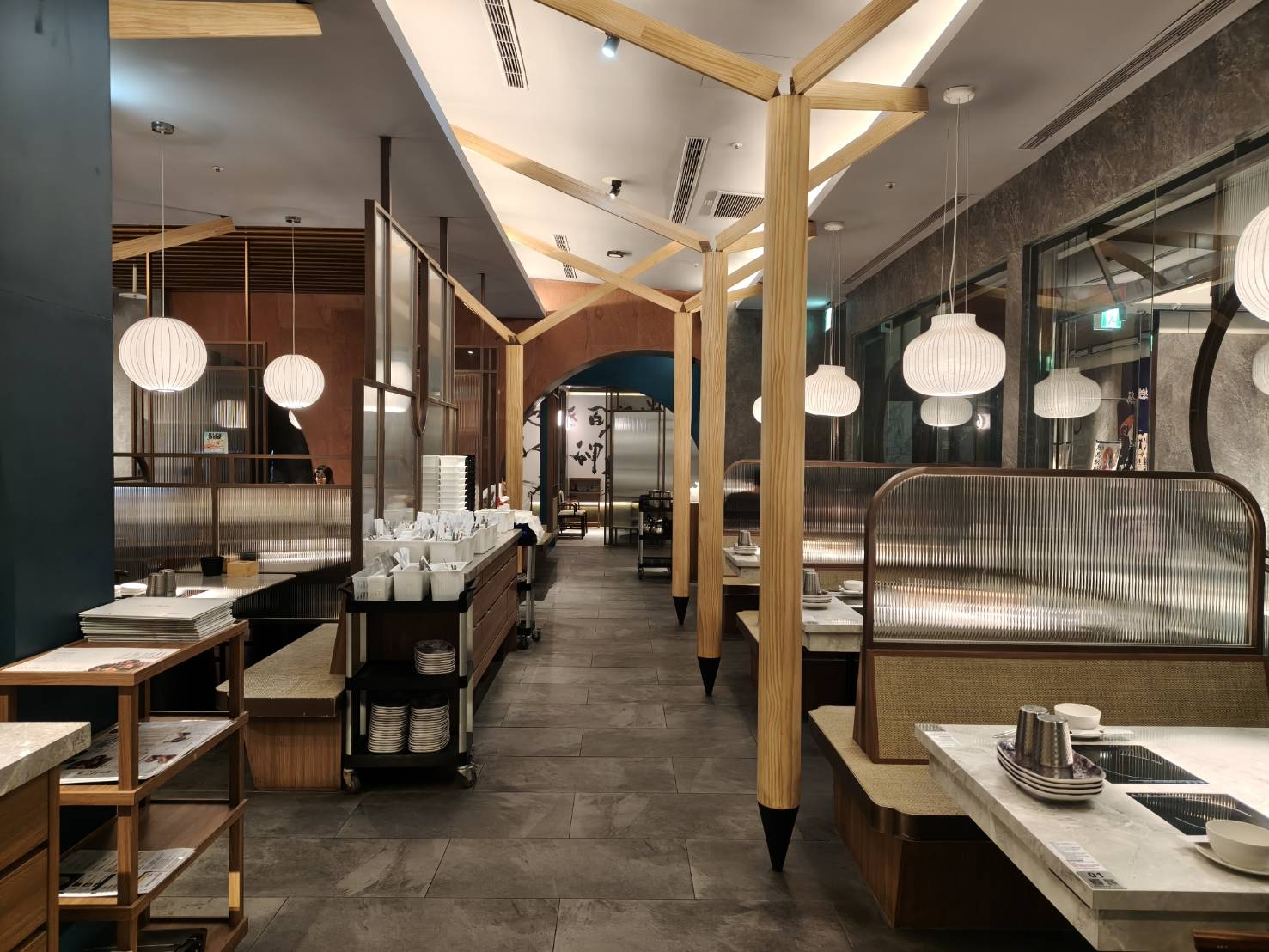 台北西門町美食|築間幸福鍋物西門中華大樓店。凡點套餐即可享蔬菜吧、飲料吧、冰淇淋無限享用!