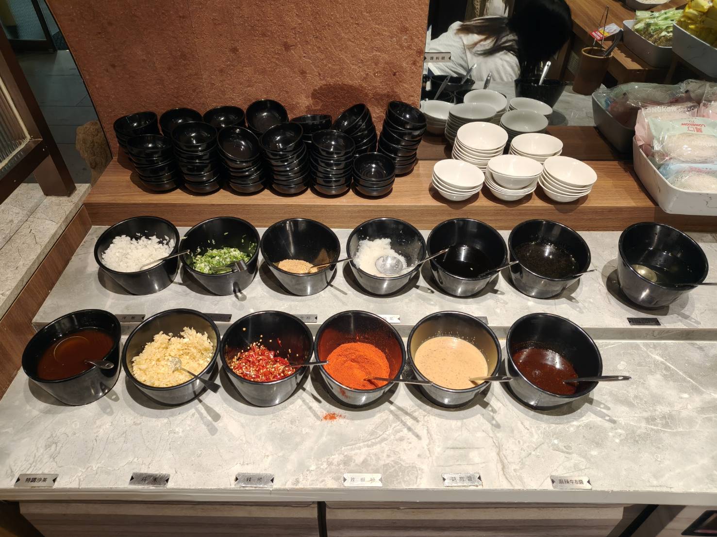 台北西門町美食|築間幸福鍋物西門中華大樓店。凡點套餐即可享蔬菜吧、飲料吧、冰淇淋無限享用!