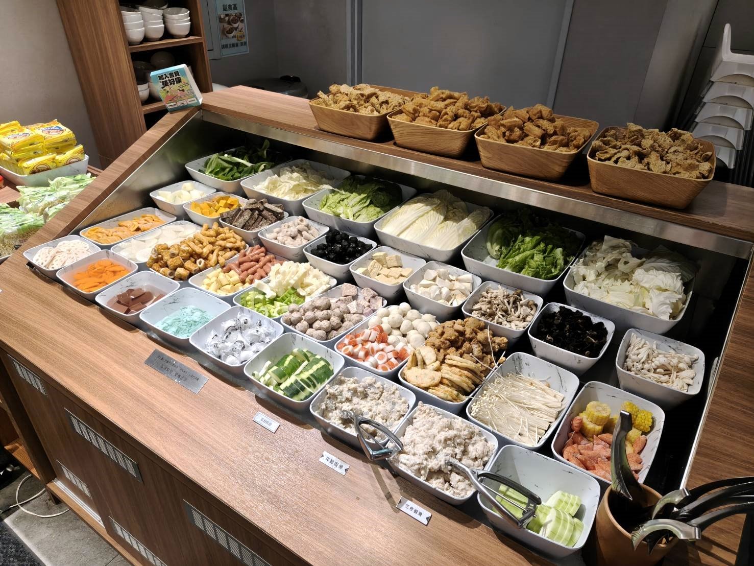 台北西門町美食|築間幸福鍋物西門中華大樓店。凡點套餐即可享蔬菜吧、飲料吧、冰淇淋無限享用!